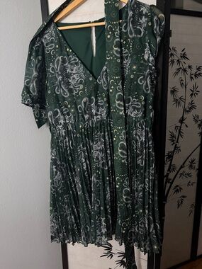 Disturbia Green Pleated V-Neck Midi Dress with Celestial Print